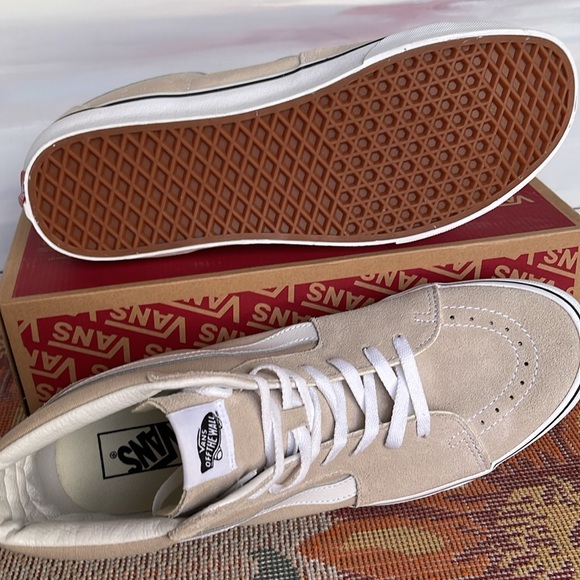 Vans Men’s Sk8-Hi
Color Theory French Oak
VN0005U9BLL
Sneakers - Picture 3 of 16